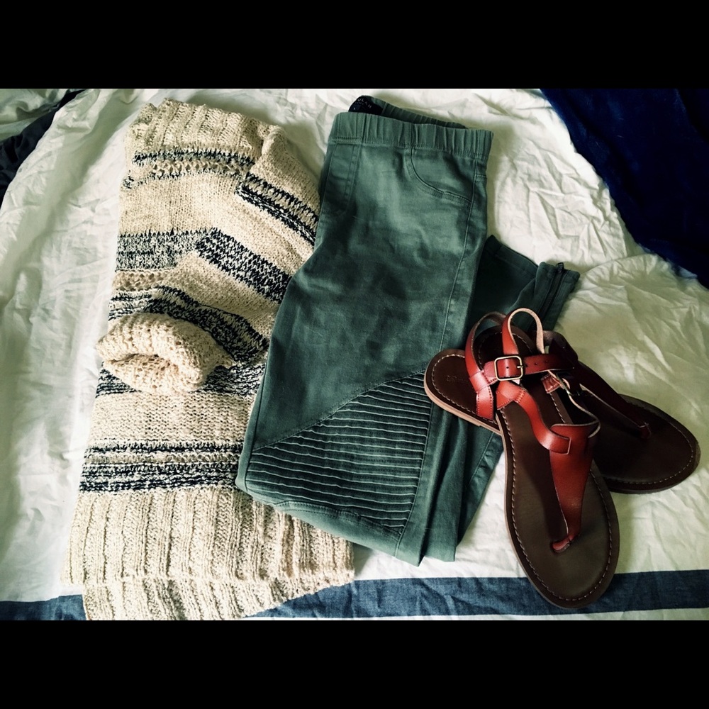 Olive green textured leggings.